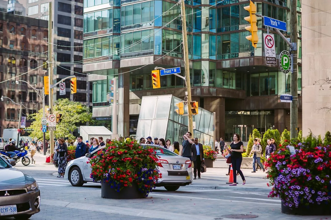 Апартаменты Cityscape Condo In Fort York Торонто Канада